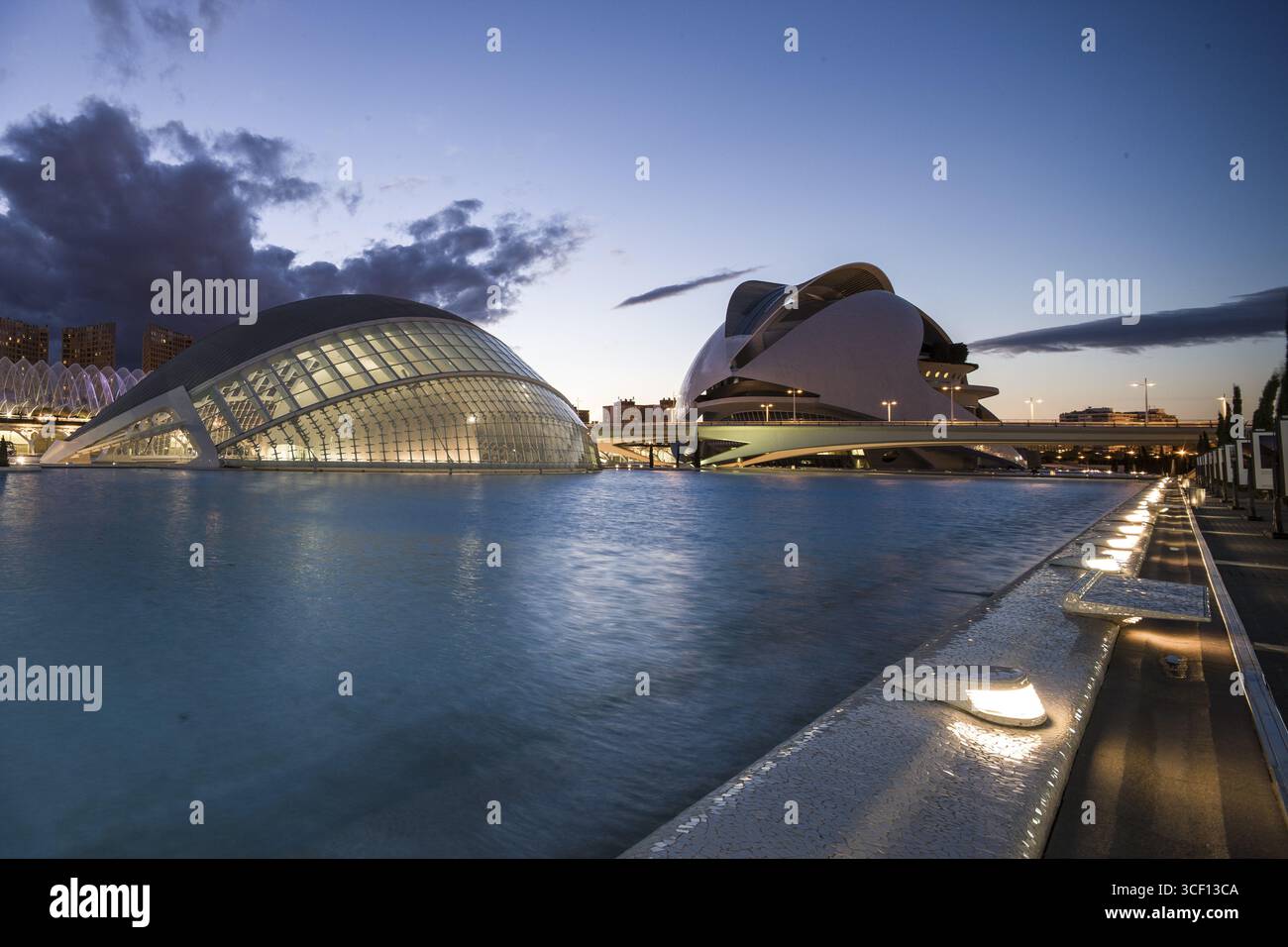 Valencia Espagne Grand bâtiment moderne au coucher du soleil avec ciel illuminé et eau Cité des Arts et des Sciences Banque D'Images