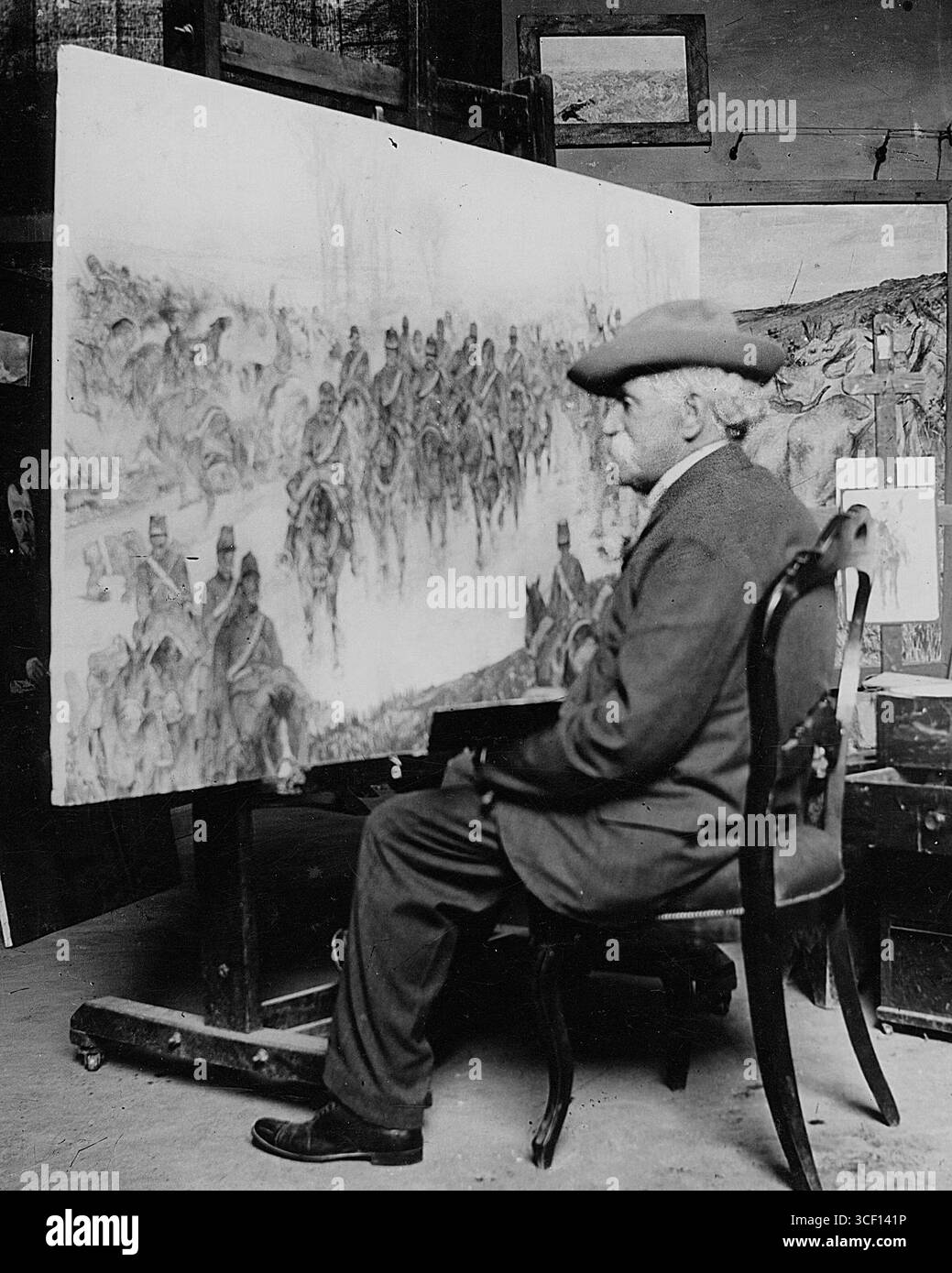 Giovanni Fattori, peintre italien, est capturé dans son atelier au début des années 1900, mettant en valeur son environnement créatif. Cette photographie, prise vers 1908, reflète son espace de travail artistique, rempli d'outils et de matériaux utilisés pour son travail en tant que figure éminente de l'art italien à cette époque. Banque D'Images