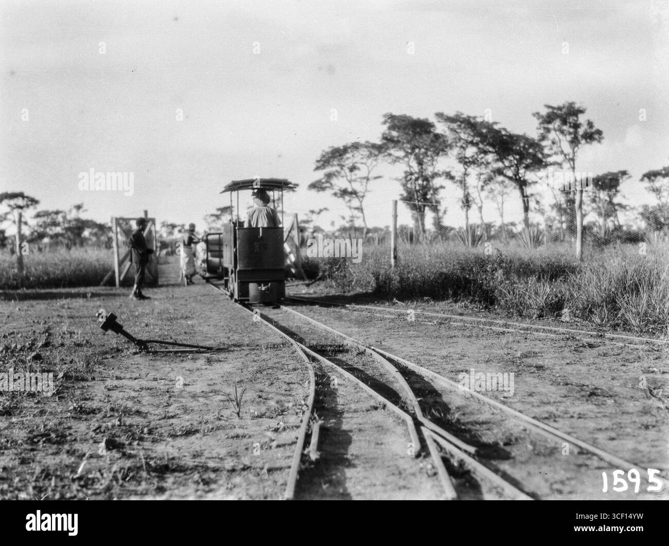 Chemin de fer de campagne utilisé pour transporter des sacs de café à Cuemba, Angola, pendant l'expédition R. Dolberg AG en Afrique, 1931-1932. Banque D'Images