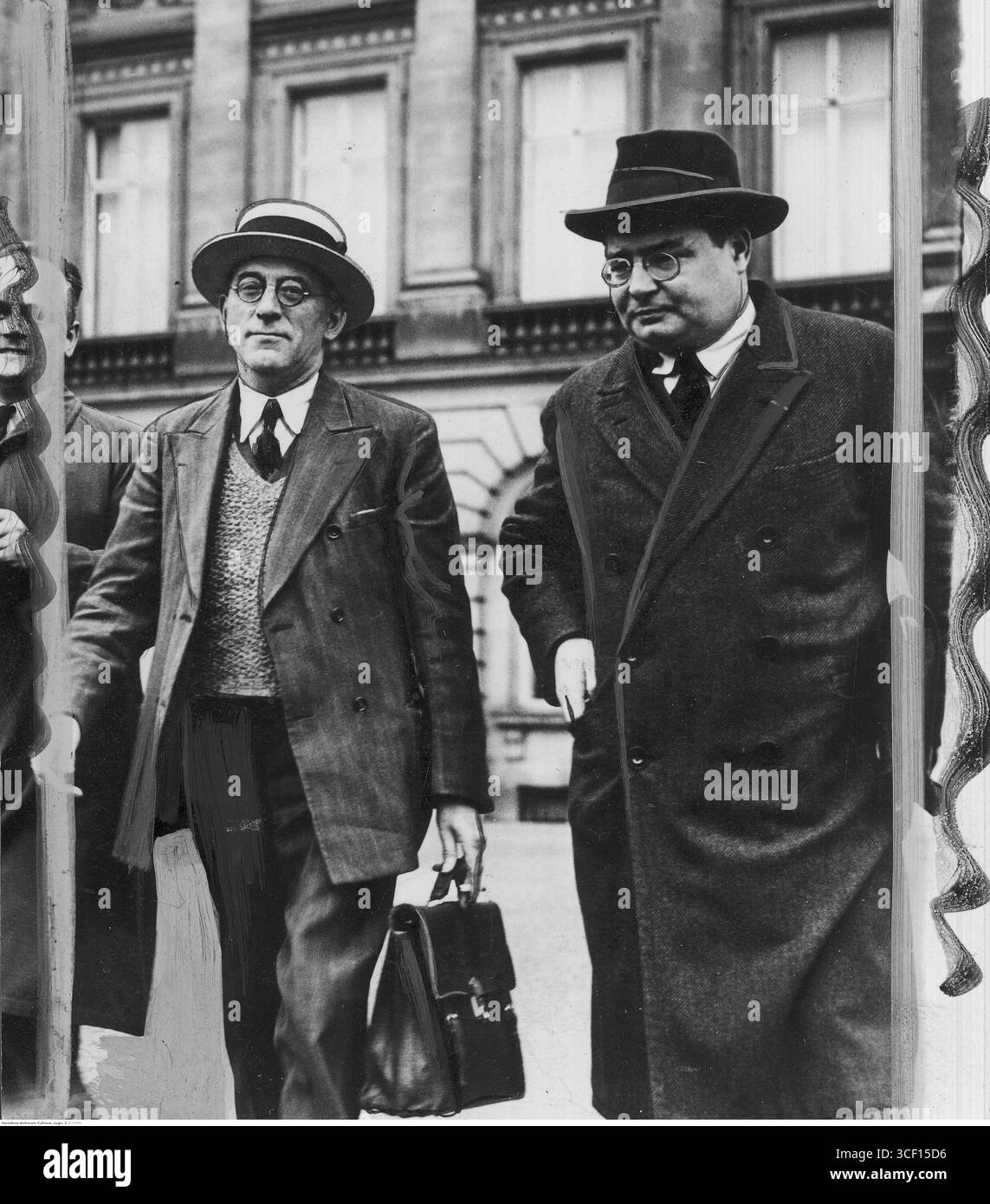 Joseph Jacquemotte, homme politique communiste belge, est vu en mai 1936 devant le Palais Royal à Bruxelles, accompagné de personnes non identifiées, après une conférence avec le roi Léopold III. Banque D'Images