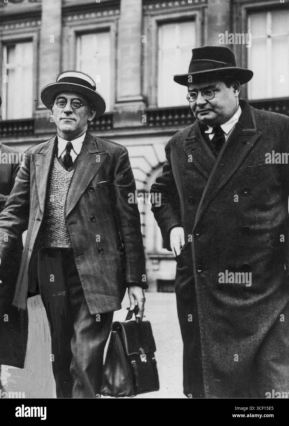 Une photo de mai 1936 montre Joseph Jacquemotte, homme politique communiste belge, avec des individus non identifiés devant le Palais Royal à Bruxelles après une rencontre avec le roi Léopold III. Banque D'Images
