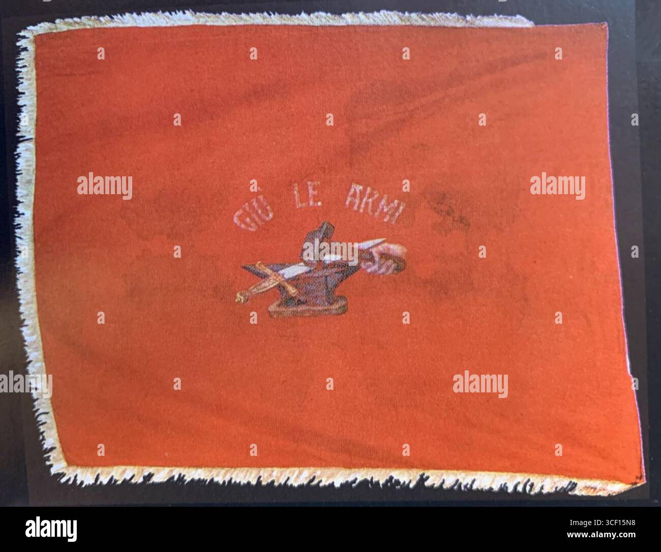 Drapeau de la section de Modène de la Lega proletaria mutilati e invalidi di guerra (Ligue prolétarienne des blessés et des invalides de guerre), créée pour représenter et soutenir les vétérans de guerre en Italie. Ce drapeau symbolise la solidarité et le plaidoyer pour les personnes touchées par la guerre. Banque D'Images