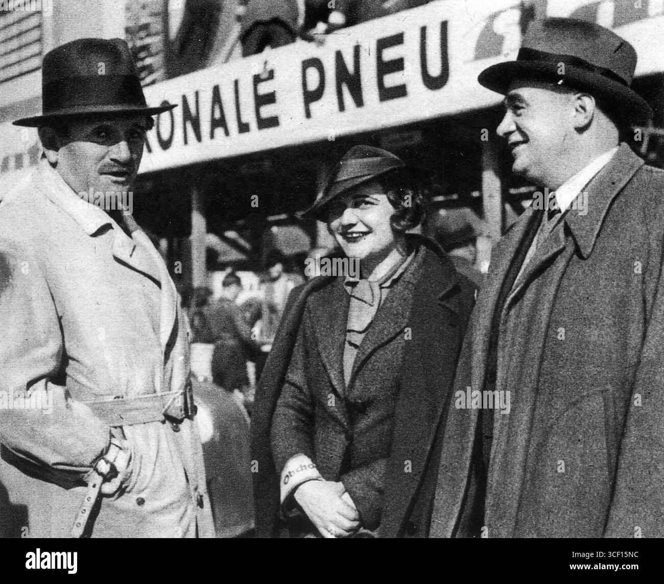 Photographie de février 1936, montrant Ferdinand Porsche, Elika Junková et Hans Ledwinka sur le circuit Masaryk de Brno, 1935. Cette image met en lumière des personnalités éminentes de l'ingénierie automobile et de l'histoire de la course. Banque D'Images