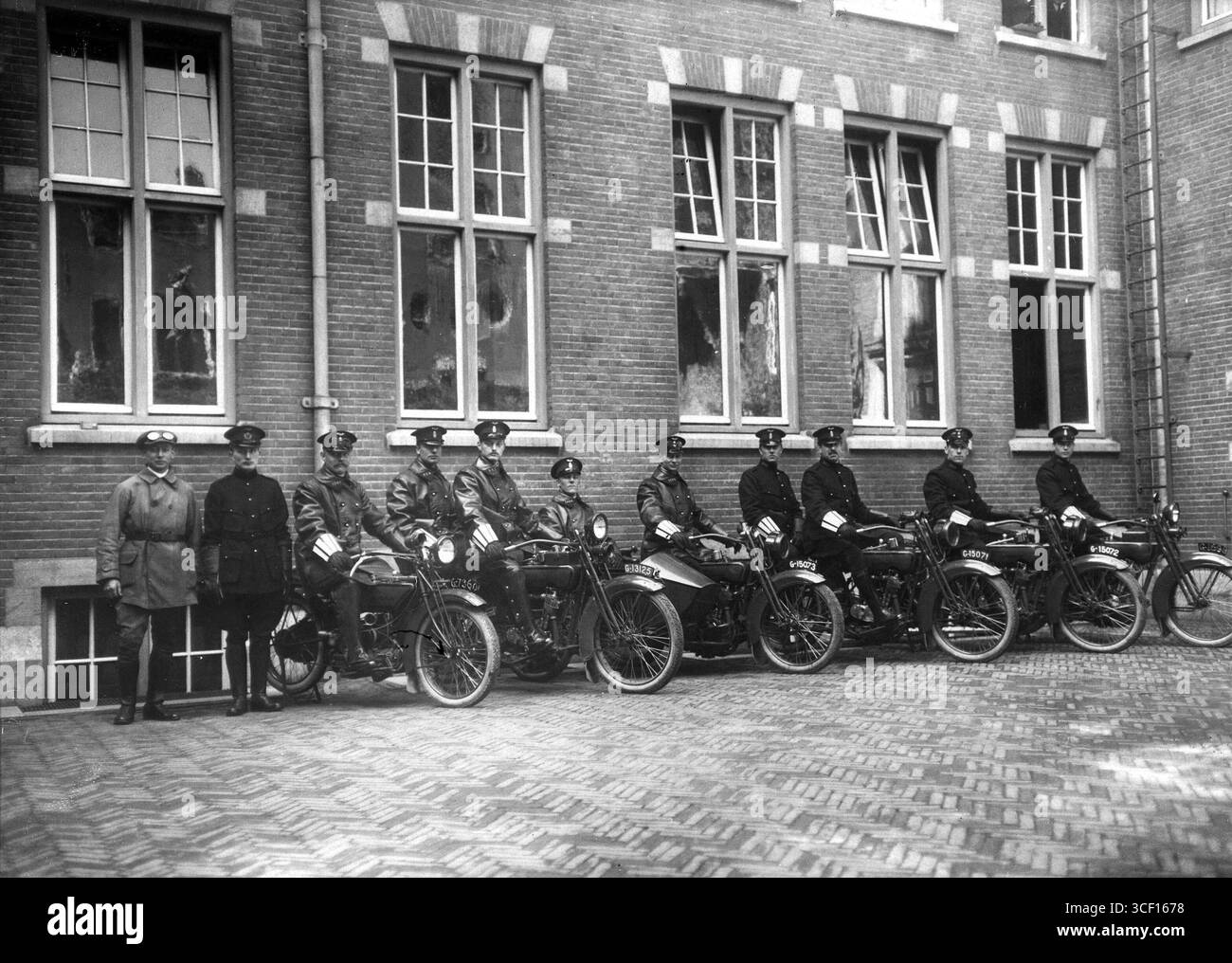 La brigade moto de la police d'Amsterdam, créée en 1921, est représentée sur cette photographie de 1921. Le groupe d'officiers, certains avec des side-cars, est vu se préparer à leurs fonctions dans la ville. Banque D'Images