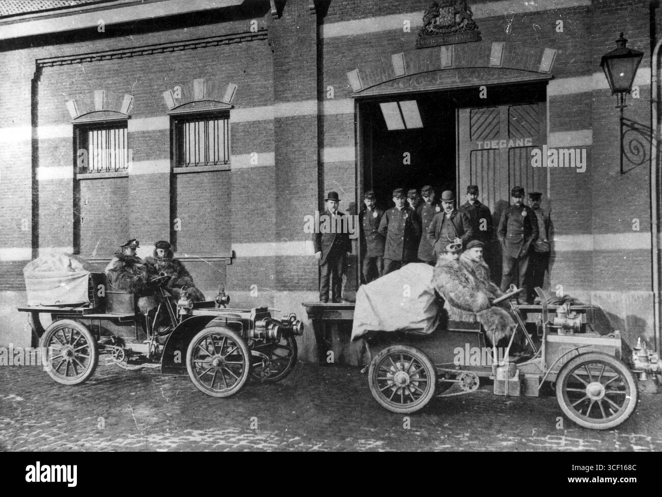 En 1903, lors d'une grève des chemins de fer à Utrecht, des voitures ont été utilisées pour transporter le courrier. Les véhicules postaux improvisés ont été aperçus près du bureau de poste de la gare. Banque D'Images