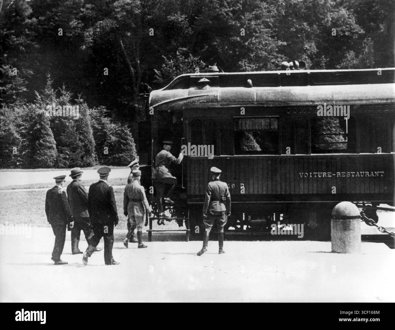 Le 22 juin 1940, l'armistice est signé lors de l'évacuation de Rethondes. L'événement a marqué le cessez-le-feu entre le gouvernement français et l'Allemagne nazie. Un wagon de train, utilisé précédemment en 1918, a été le site de la signature de la cession. Banque D'Images
