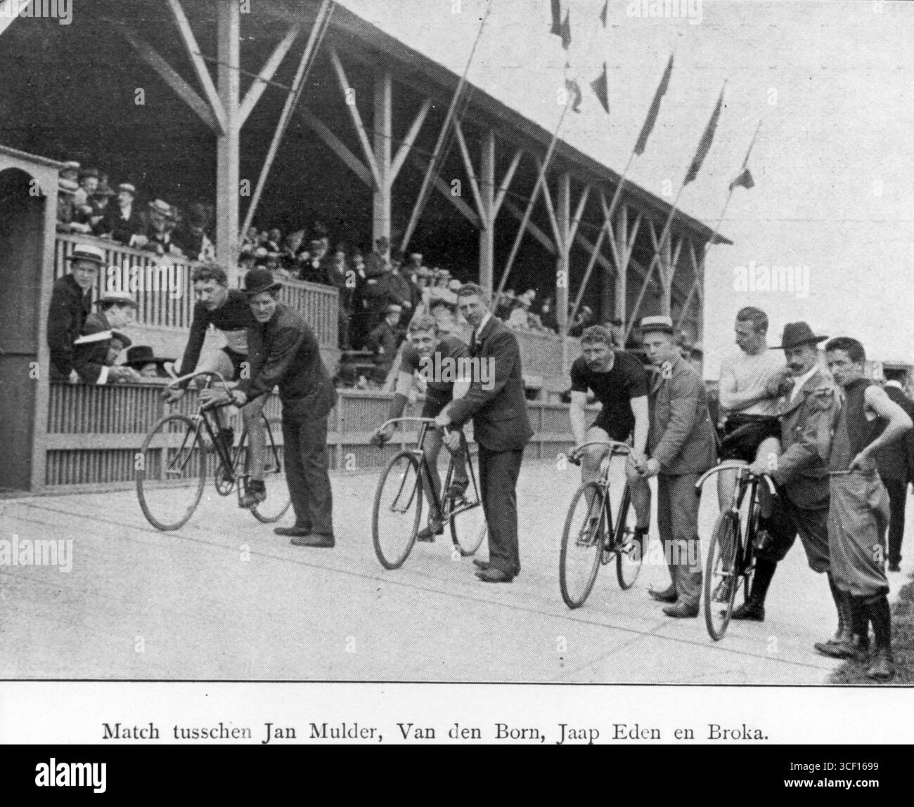 Jaap Eden, un célèbre cycliste néerlandais, est vu à l'ouverture de la piste cyclable d'Amsterdam sur Zeeburgerdijk, Amsterdam, le 10 août 1901. La photo montre également d'autres cyclistes, dont Jan Mulder et C. van den Born. Banque D'Images