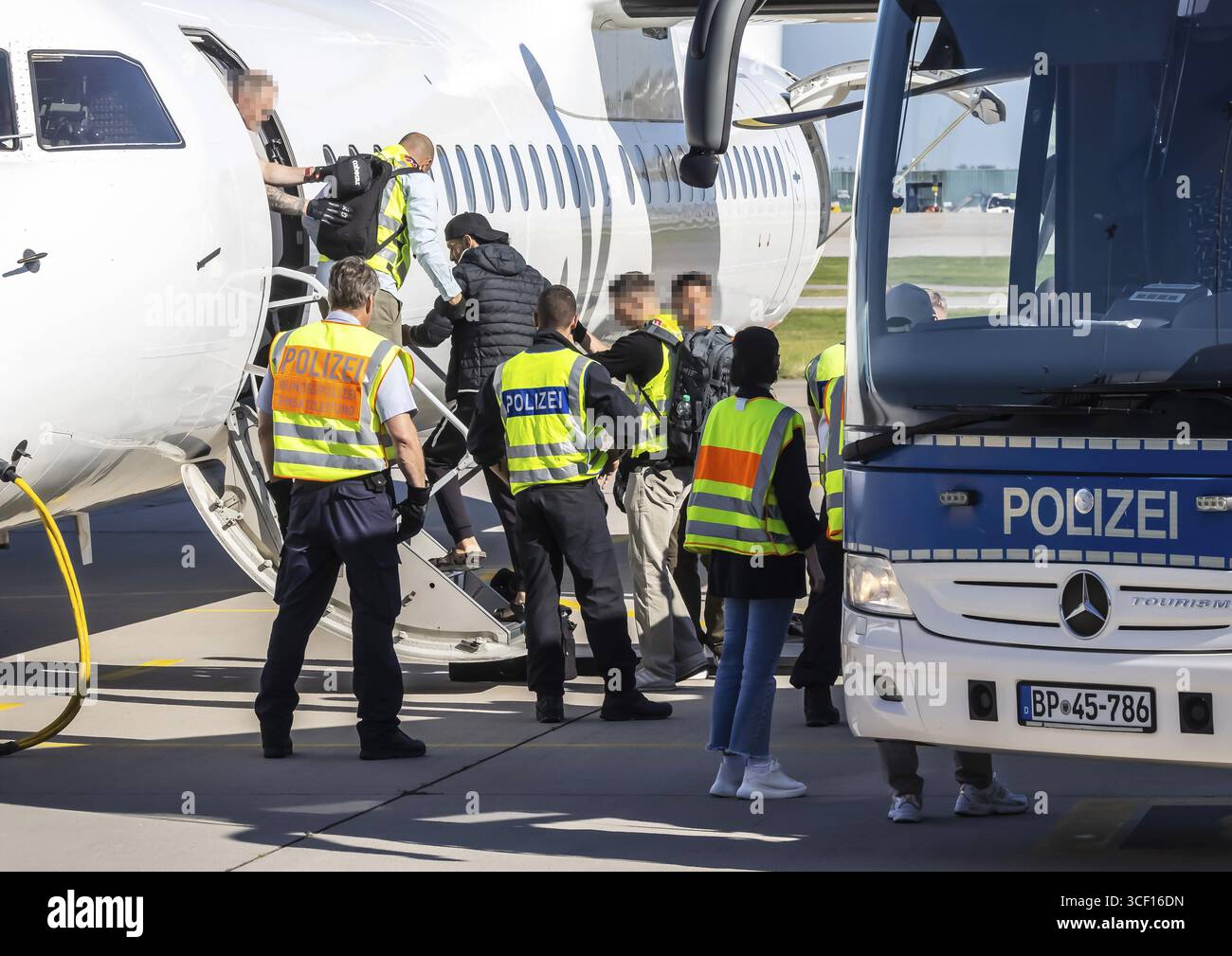 Vol de déportation à Sofia. Cinq personnes ayant une obligation exécutoire de quitter le pays sont expulsées de l'aéroport de Stuttgart vers la Bulgarie. Po Banque D'Images