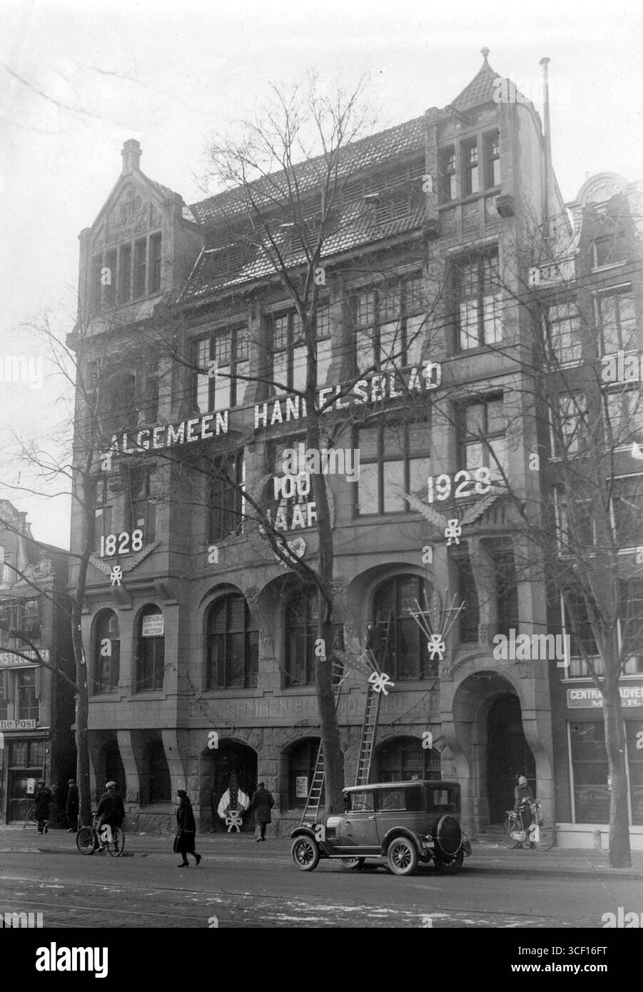 Le bâtiment d'Algemeen Handelsblad sur Nieuwezijds Voorburgwal à Amsterdam, pays-Bas, en 1928. Ce bâtiment emblématique était au cœur des activités du journal historique néerlandais Algemeen Handelsblad. Banque D'Images