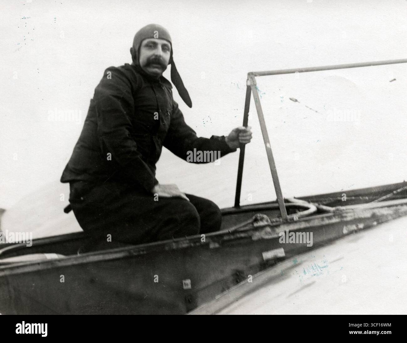 Louis Blériot, pionnier de l'aviation française, a piloté son propre modèle, le Blériot XI, de Calais à Douvres. Angleterre, traversant la Manche en 37 minutes le 25 juillet 1909. Banque D'Images