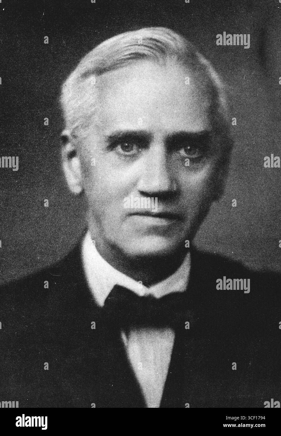 Cette image de 1928 montre Sir Alexander Fleming, le bactériologiste écossais qui a découvert la pénicilline, une avancée révolutionnaire en médecine. Banque D'Images