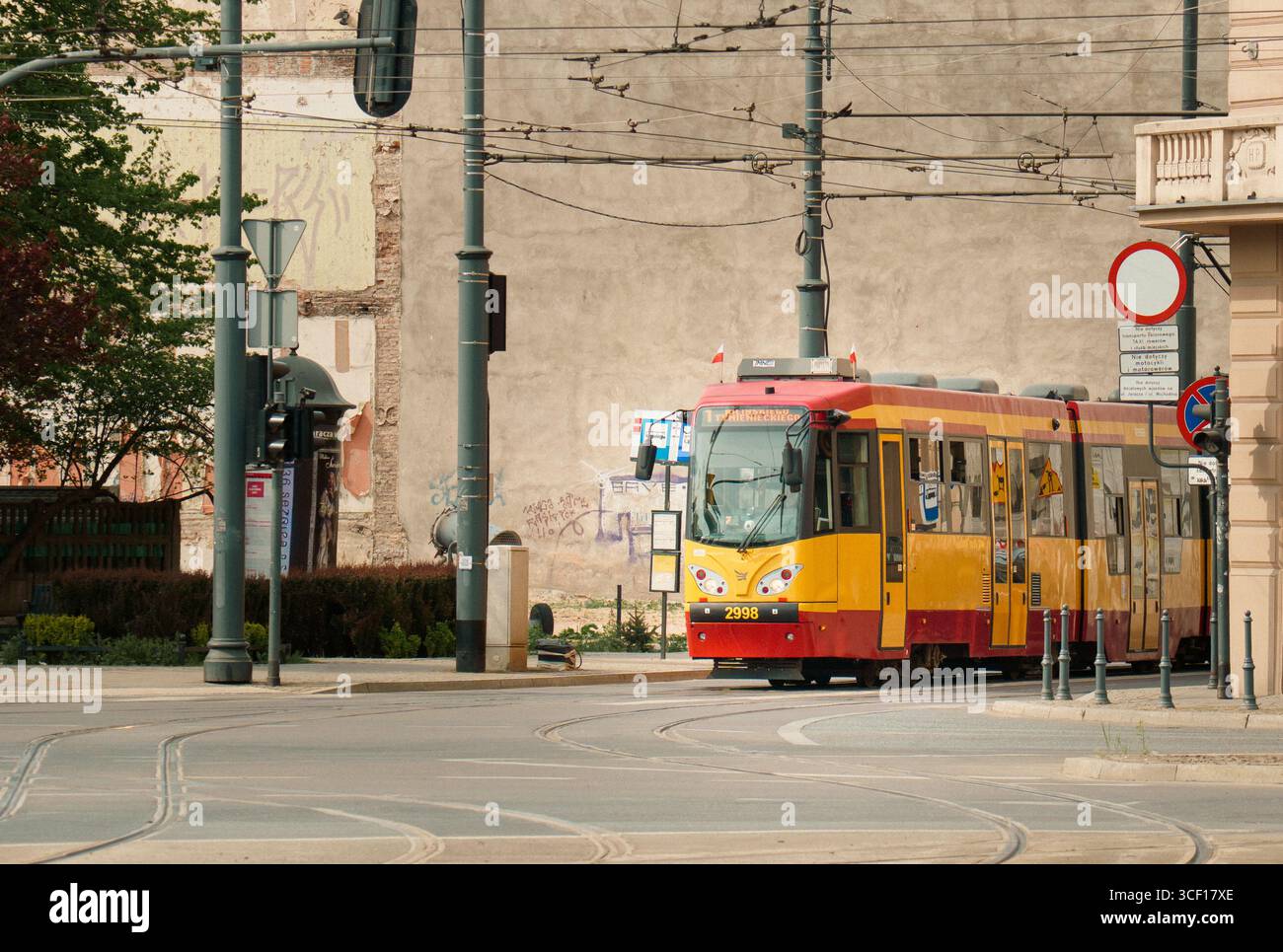 Łódź, Voïvodie de Lodz, Pologne, 02 mai 2025 Lodz Pologne infrastructure moderne de transport public en tramway. Tramway jaune et rouge traversant le centre-ville d Banque D'Images