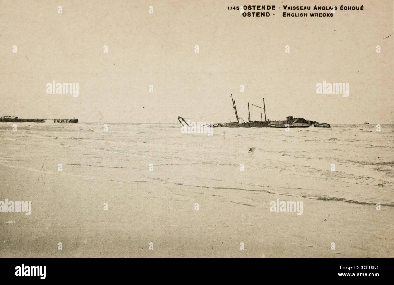 Cette carte postale de propagande de 1918 montre un navire immobilisé bloquant l'entrée du port d'Ostende, en Belgique, dans le cadre de la stratégie de blocus naval employée pendant la première Guerre mondiale Banque D'Images