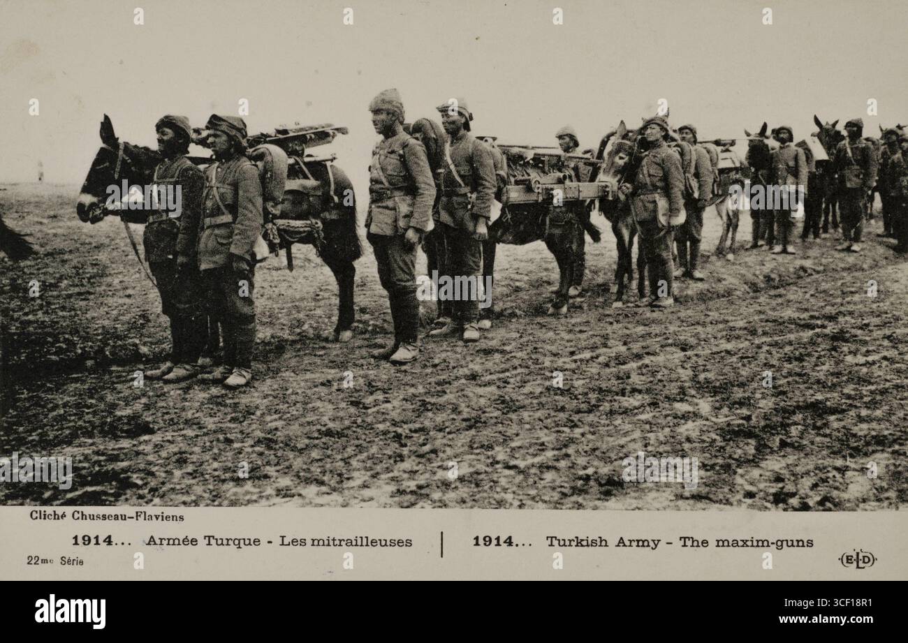 Une carte postale de 1914 montrant des artilleurs turcs avec leurs mitrailleuses montées sur des mules de meute pendant le front balkanique aux Dardanelles. L'image montre le rôle des forces ottomanes dans la propagande de la première Guerre mondiale. Banque D'Images Une carte postale de 1914 montrant des artilleurs turcs avec leurs mitrailleuses montées sur des mules de meute pendant le front balkanique aux Dardanelles. L'image montre le rôle des forces ottomanes dans la propagande de la première Guerre mondiale. Banque D'Images