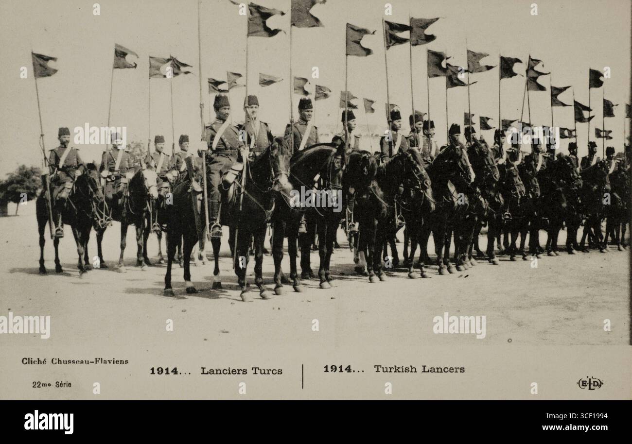 Carte postale de propagande de la première Guerre mondiale montrant deux rangées de lanciers turcs montés sur des chevaux, 1914, lieu inconnu. Banque D'Images Carte postale de propagande de la première Guerre mondiale montrant deux rangées de lanciers turcs montés sur des chevaux, 1914, lieu inconnu. Banque D'Images
