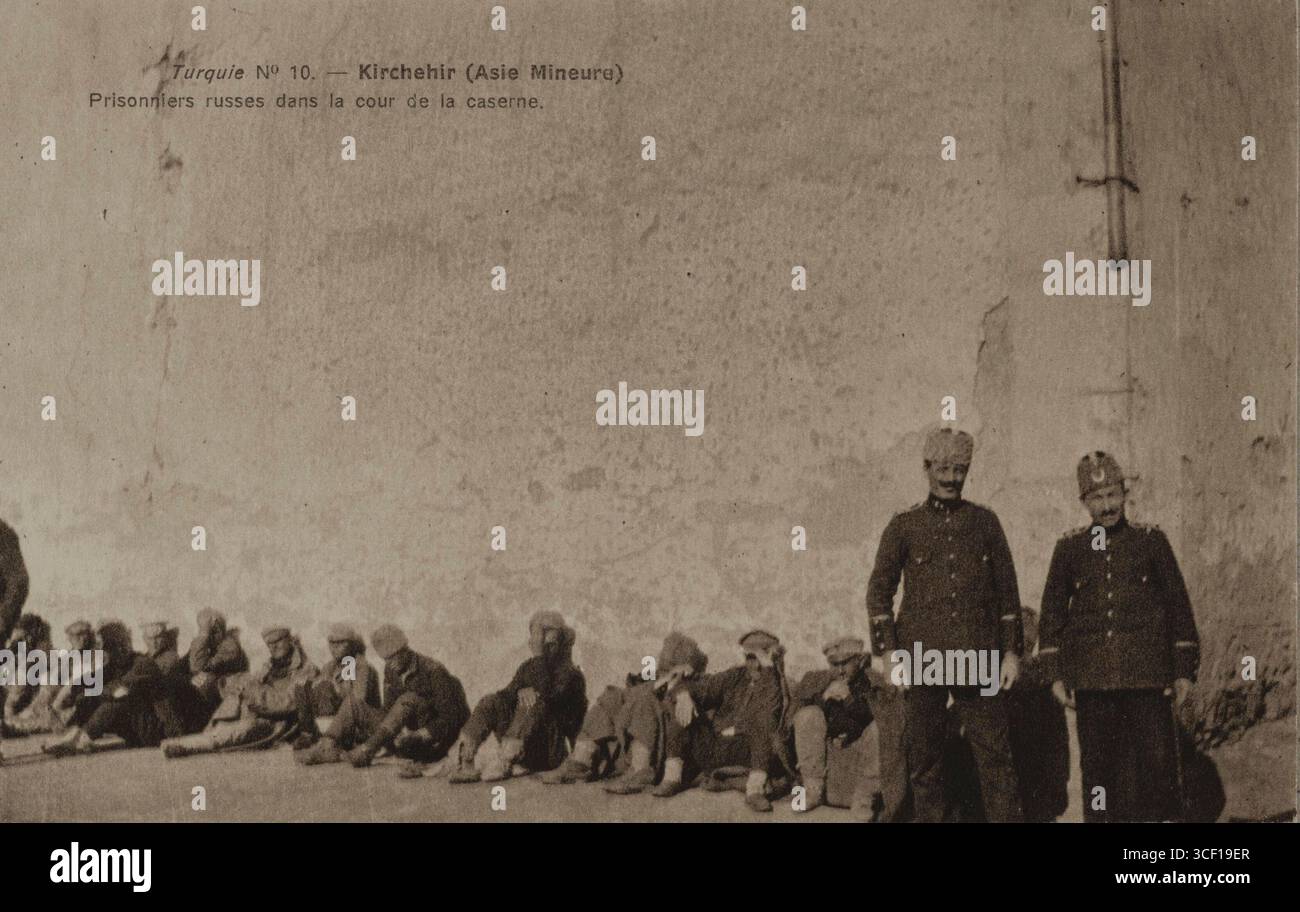 Les prisonniers de guerre russes sont assis au soleil contre un mur dans la cour d'une caserne à Kirchehir, en Turquie, pendant la première Guerre mondiale, vers 1914-1918. Banque D'Images Les prisonniers de guerre russes sont assis au soleil contre un mur dans la cour d'une caserne à Kirchehir, en Turquie, pendant la première Guerre mondiale, vers 1914-1918. Banque D'Images