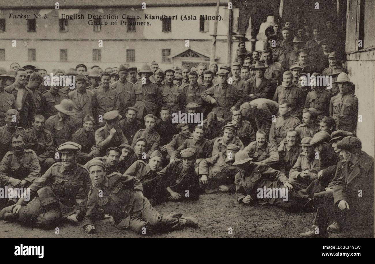 Des officiers britanniques posent pour une photo dans un camp de détention à Kiangheri, en Turquie, pendant la première Guerre mondiale L'image a été créée dans le cadre de la propagande en temps de guerre, entre 1914 et 1918. Banque D'Images Des officiers britanniques posent pour une photo dans un camp de détention à Kiangheri, en Turquie, pendant la première Guerre mondiale L'image a été créée dans le cadre de la propagande en temps de guerre, entre 1914 et 1918. Banque D'Images