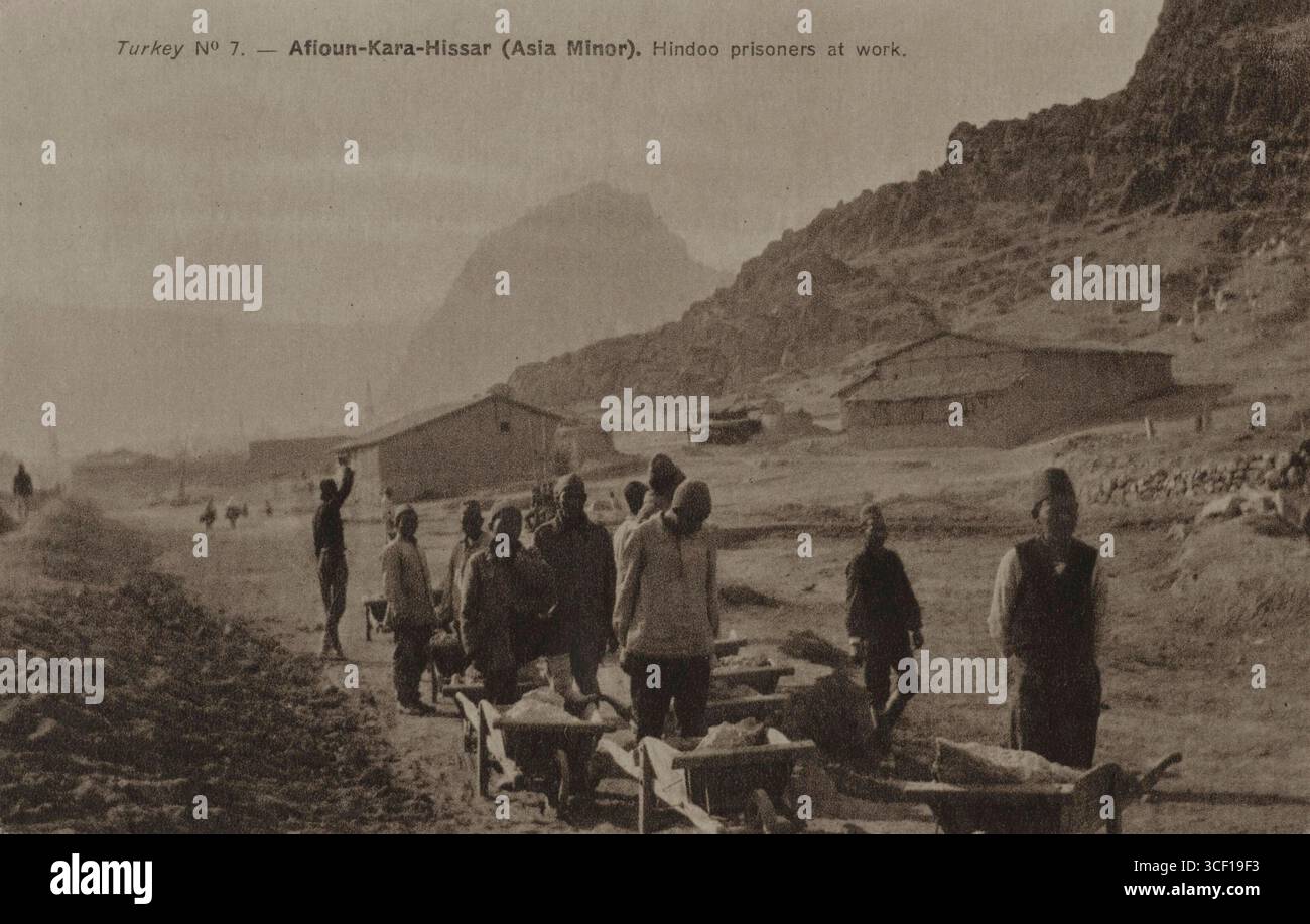 Prisonniers de guerre hindous travaillant avec des brouettes transportant des pierres dans les montagnes de Turquie, pendant la première Guerre mondiale, vers 1914-1918. Banque D'Images Prisonniers de guerre hindous travaillant avec des brouettes transportant des pierres dans les montagnes de Turquie, pendant la première Guerre mondiale, vers 1914-1918. Banque D'Images