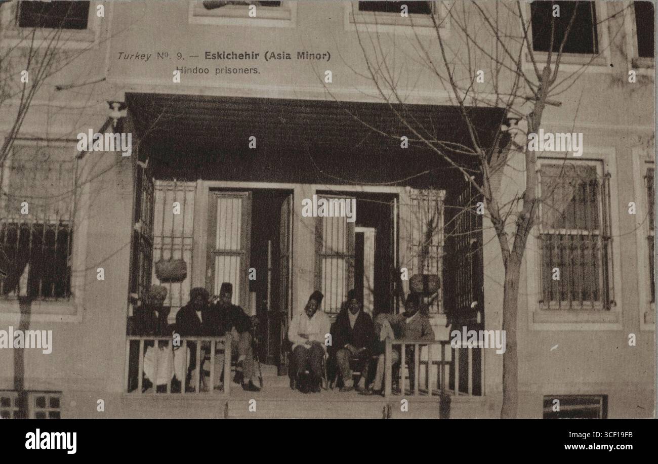 Un groupe de prisonniers hindous est assis sur le porche d'un camp à Eskisehir, en Turquie, pendant la première Guerre mondiale, vers 1914-1918. Banque D'Images Un groupe de prisonniers hindous est assis sur le porche d'un camp à Eskisehir, en Turquie, pendant la première Guerre mondiale, vers 1914-1918. Banque D'Images