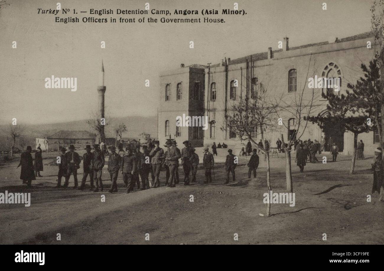 Officiers britanniques de prisonniers de guerre devant Government House, Turquie, Angora, pendant la première Guerre mondiale L'image comprend un minaret, avec la date exacte inconnue, mais de la période 1914-1918. Banque D'Images Officiers britanniques de prisonniers de guerre devant Government House, Turquie, Angora, pendant la première Guerre mondiale L'image comprend un minaret, avec la date exacte inconnue, mais de la période 1914-1918. Banque D'Images