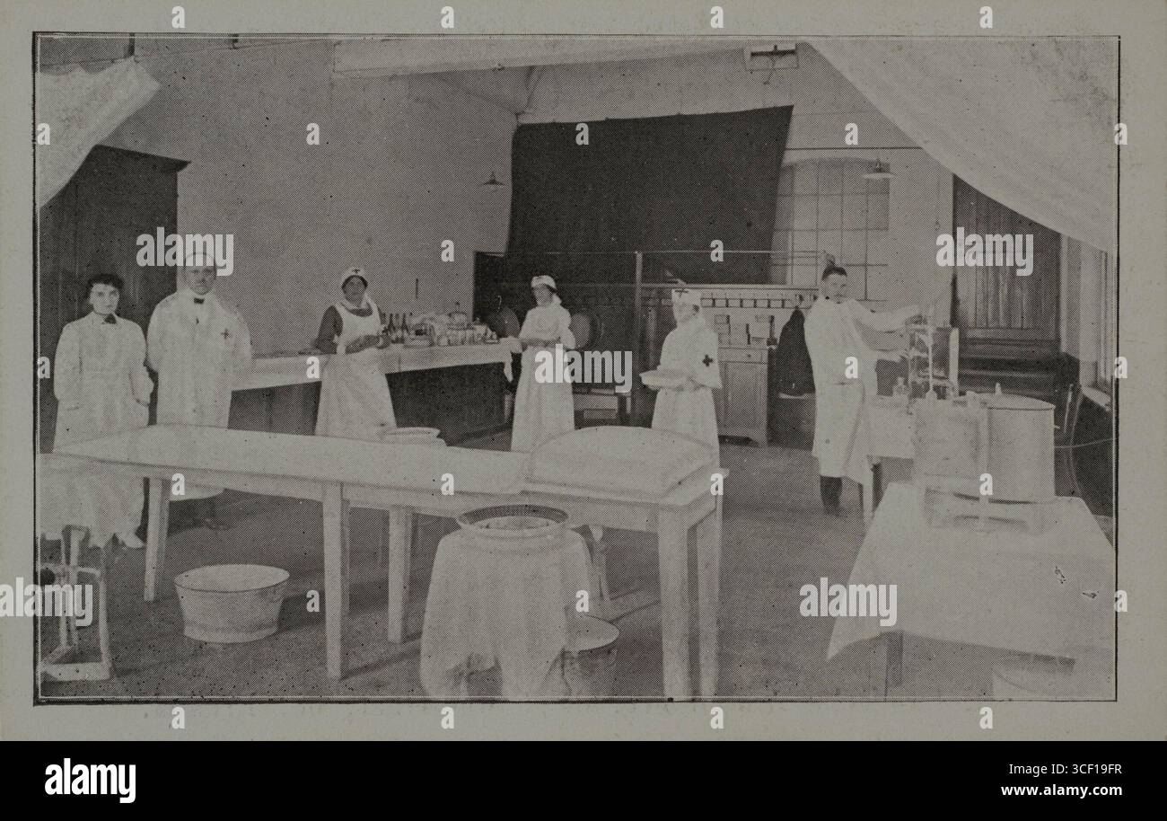 Carte postale de propagande de la première Guerre mondiale présentant une salle d'opération avec du personnel médical et des instruments dans un hôpital situé au Bonnestraat 68 à Bruxelles. Cette image fait partie d'une série de cartes postales créées pour collecter des fonds pour l'ambulance et le soutien médical en temps de guerre. Banque D'Images
