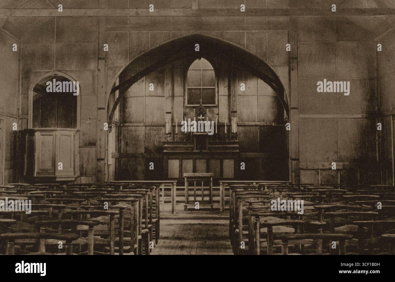 Cette carte postale de la première Guerre mondiale présente un dessin ou une bande dessinée d'une chapelle d'un orphelinat de guerre, soulignant le rôle culturel et religieux dans le bien-être et le soutien aux enfants orphelins pendant le conflit. Banque D'Images