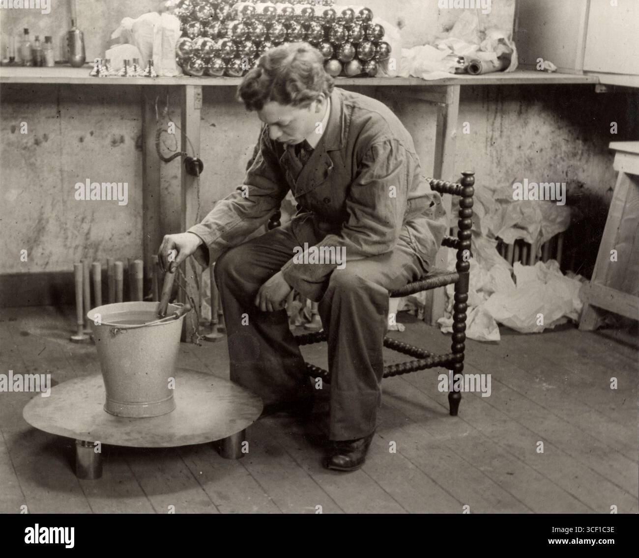 Un thermoplongeur électrique, un dispositif utilisé pour chauffer l'eau en l'immergeant dans le liquide. Cette photo date de 1918. Banque D'Images