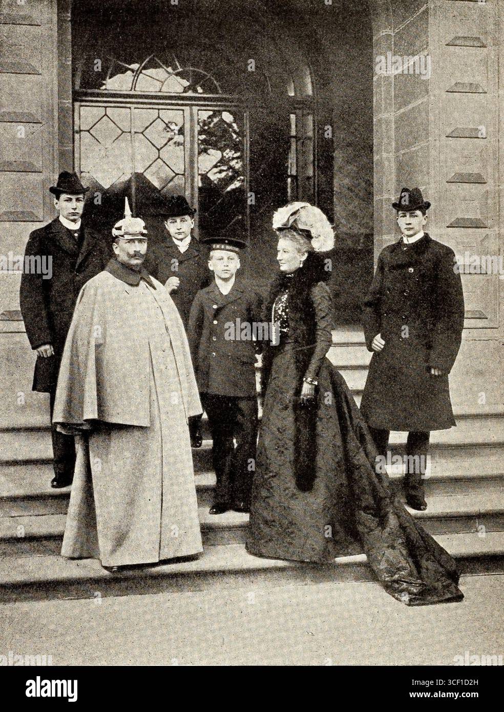 Photographie de 1902 de l'empereur Guillaume II et de l'impératrice Augusta Victoria avec leurs fils, dont le prince héritier Guillaume (1882), le prince Eitel Fritz (1883), le prince Adelbert (1884) et le prince Augusta Wilhelm (1887). La photo montre la famille royale posant ensemble. Banque D'Images