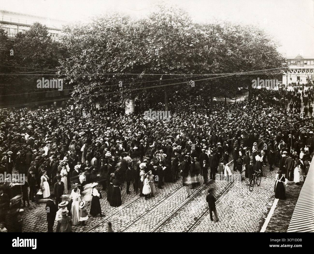 Une foule de gens se rassemble devant le bureau Rotterdam Nieuwsblad à Beursplein, Rotterdam, en 1901 pour attendre les résultats des élections. Banque D'Images