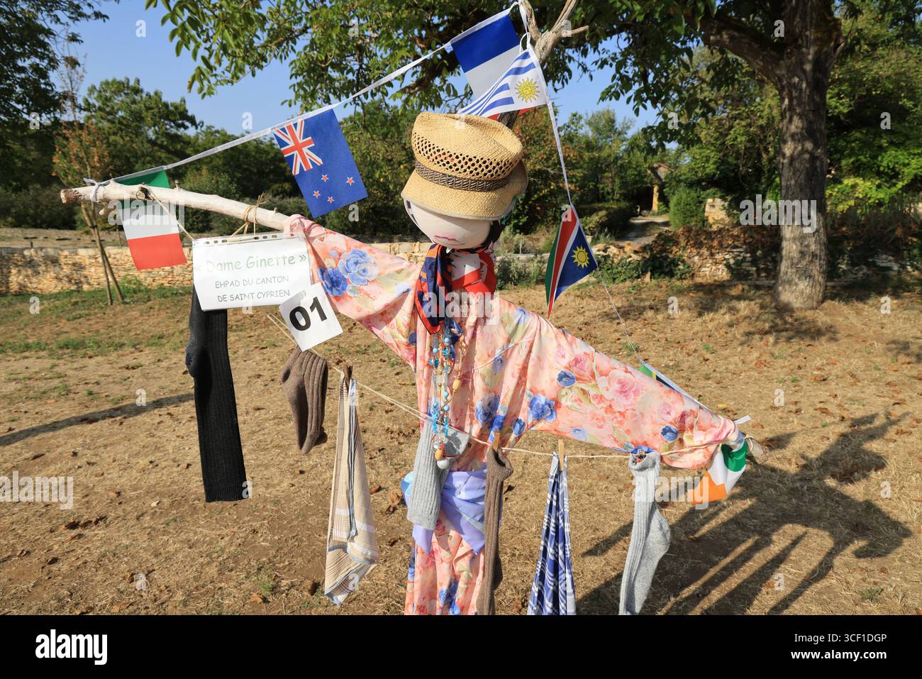 Festival de l'épouvantail de Meyrals. Chaque été en juillet, le Meyrals Scarecrow Festival a lieu dans la région du Périgord Noir du département de la Dordogne Banque D'Images