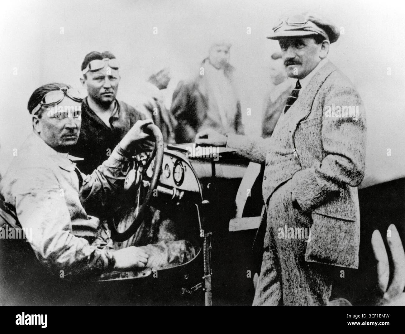 En 1924, le designer automobile Ferdinand Porsche (à droite) et Alfred Neubauer posent avec une voiture de course en Sicile. Banque D'Images