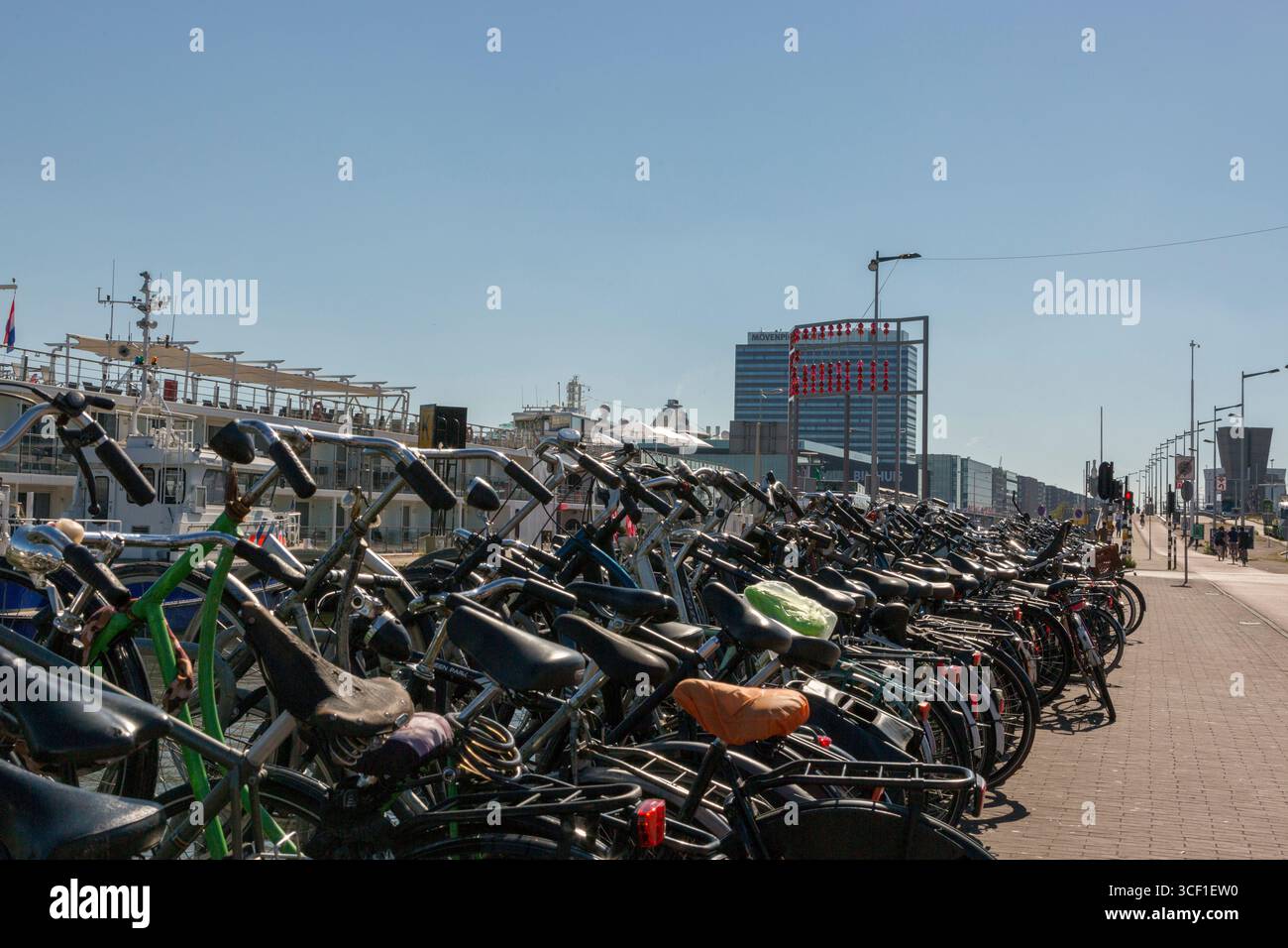 Amsterdam, pays-Bas - 02 juillet 2018 : parking pour vélos sur la rive d'Amsterdam Banque D'Images