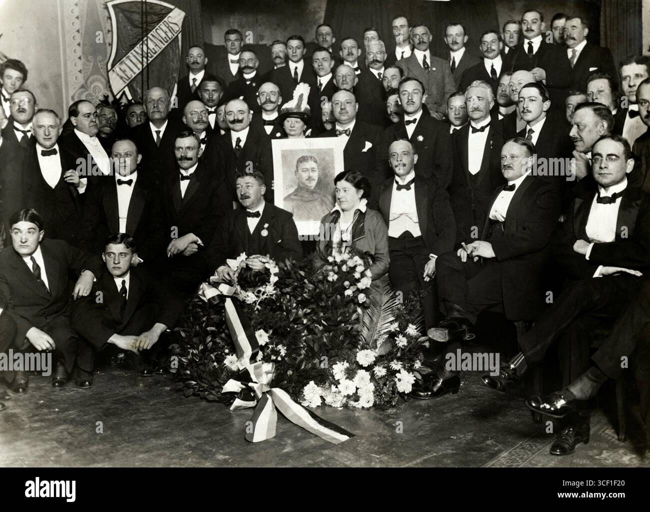 En 1915, le patineur de vitesse néerlandais Jaap Eden a été honoré à l'American Hotel d'Amsterdam. Ce portrait de groupe montre Eden au centre, tenant des fleurs et des rubans, en reconnaissance de son succès sportif. Banque D'Images