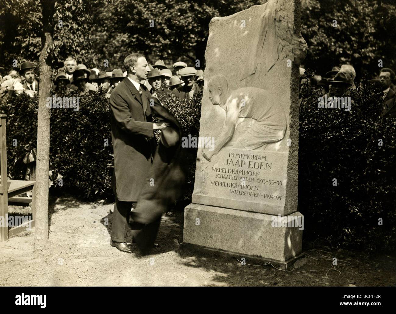 Le 16 juin 1928, le baron Schimmelpenninck van den Oye a dévoilé une pierre commémorative à l'Algemene Begraafplaats à Haarlem, commémorant l'athlète néerlandais Jaap Eden, qui a été célébré pour ses réalisations en patinage de vitesse et en cyclisme. Banque D'Images