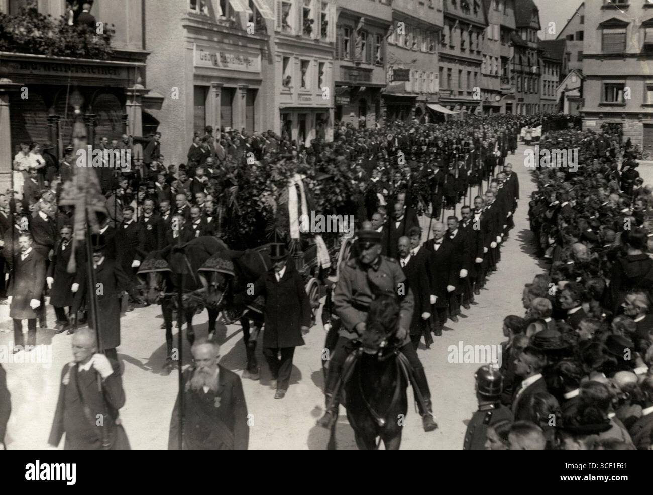 Les frères du politicien allemand Matthias Erzberger, assassiné en 1921, marchent derrière le cortège funèbre le 31 août 1921 à Biberach, en Allemagne. Erzberger avait été une figure politique éminente. Banque D'Images