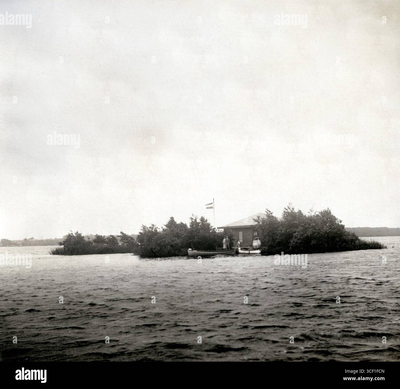 Johan Fabricius 'de Koekoek' maison est situé sur une île dans le Paterswoldse Meer, entouré par l'eau. La photo a été prise vers 1921. Banque D'Images