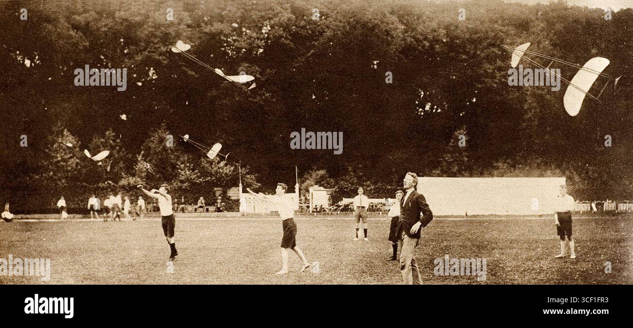 En 1921, le Haarlem Aviation Club a fait des démonstrations d'avions d'essai faits maison sur les terrains du H.B.S. à Haarlem, aux pays-Bas. Les avions étaient légers mais assez résistants pour résister à la tension du moteur à bande élastique pendant l'atterrissage. Banque D'Images