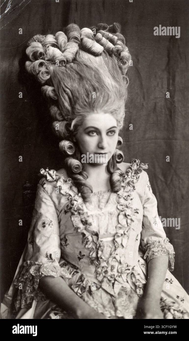 Une femme dans une robe historique, portant une coiffure Louis XVI semblable à la mode de Marie-Antoinette, pays-Bas, 1922. Banque D'Images