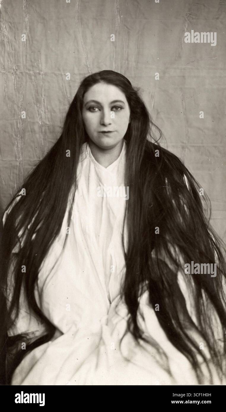 Une femme aux cheveux très longs obtient une coiffure Louis XVI comme celle de Marie-Antoinette, pays-Bas, 1922. Première photo d'une série de trois. Banque D'Images