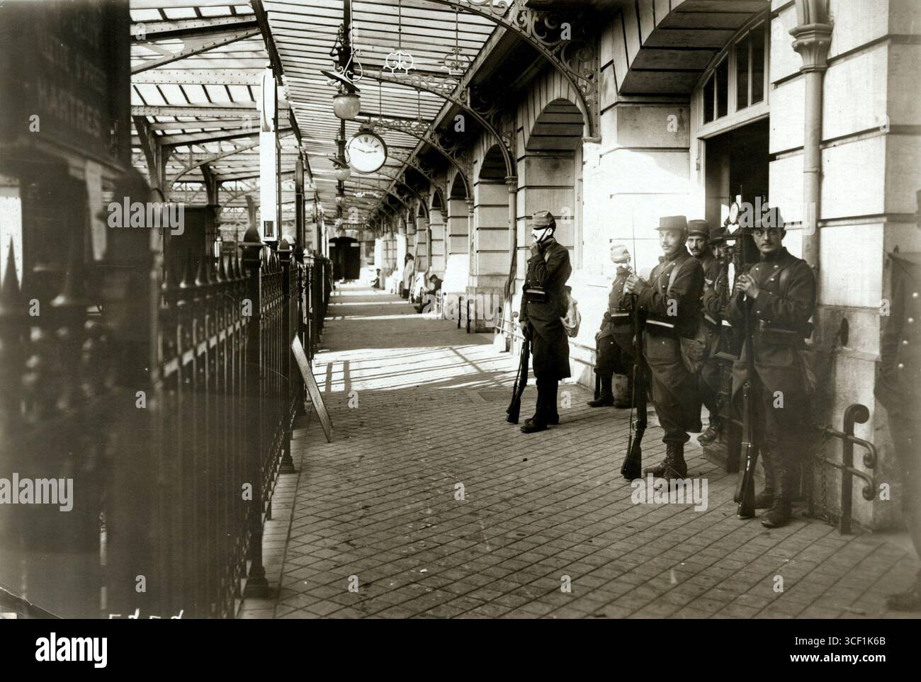 En août 1914, la Gare des Invalides à Paris est gardée par des soldats pour empêcher le sabotage pendant la mobilisation de la première Guerre mondiale. Banque D'Images