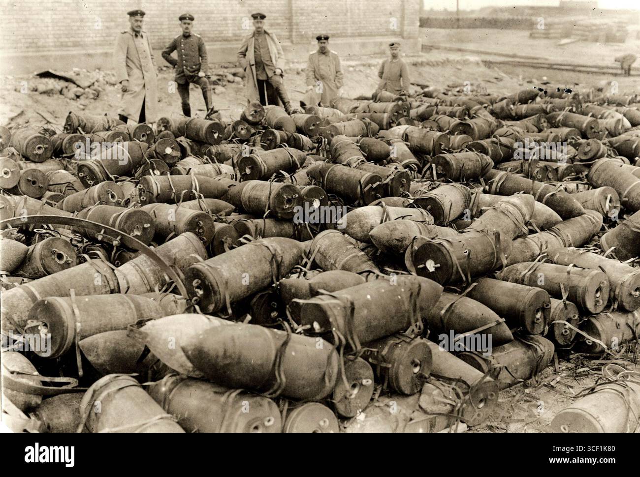 Soldats sur le front de l'est de la première Guerre mondiale en 1915 près des munitions de mortier japonaises brûlées. La scène se déroule en Pologne. Banque D'Images