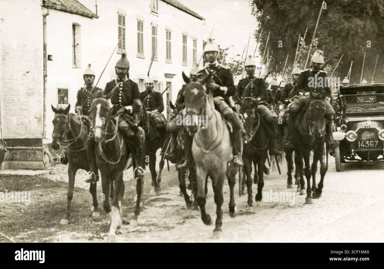 Un régiment de cavalerie français traverse un village belge pendant la première Guerre mondiale, 1914. Banque D'Images