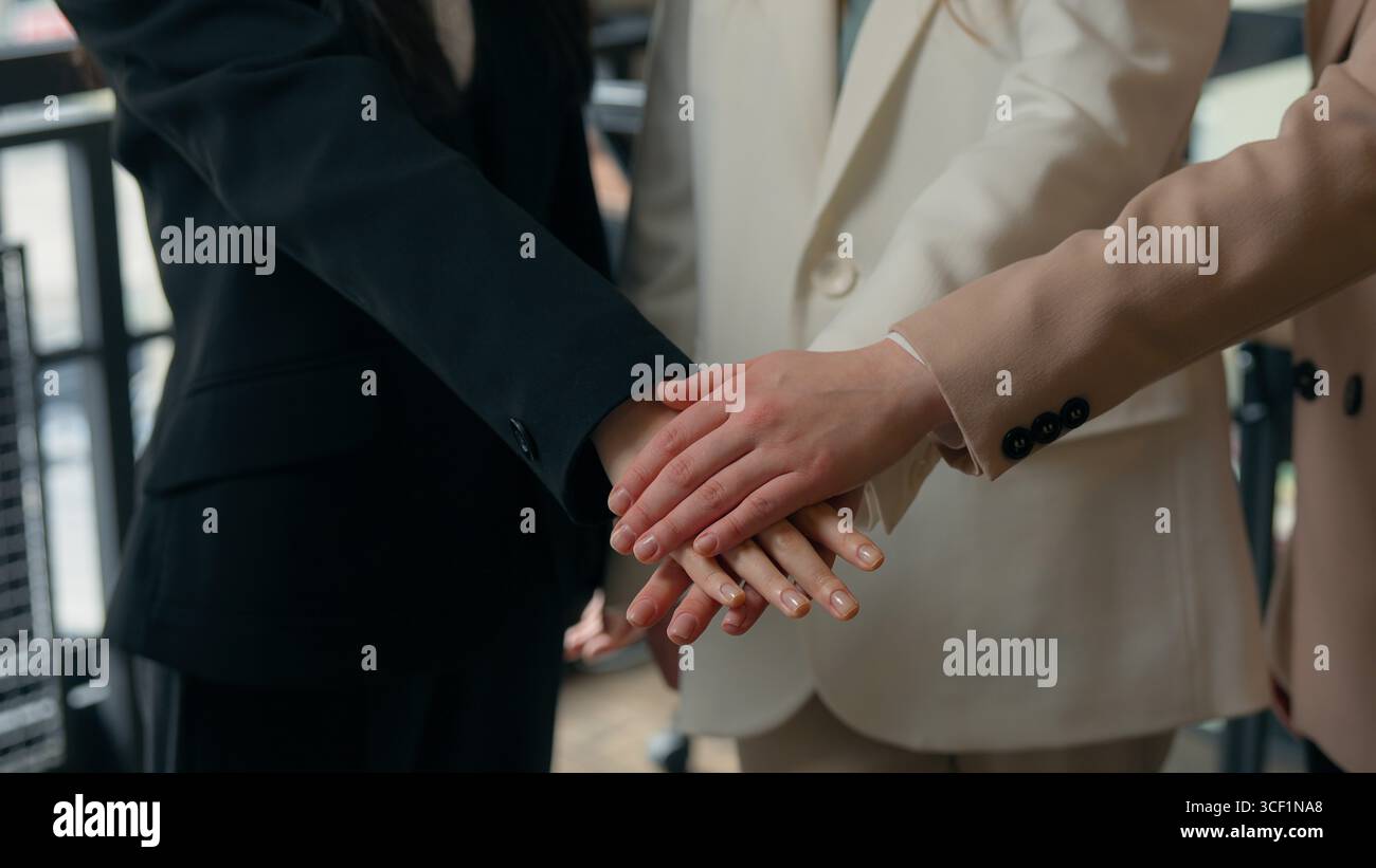 Trois femmes d'affaires méconnaissables succès travail d'équipe dans le bureau empilant les mains multiraciales collègues multiethniques femmes d'affaires filles femmes Banque D'Images