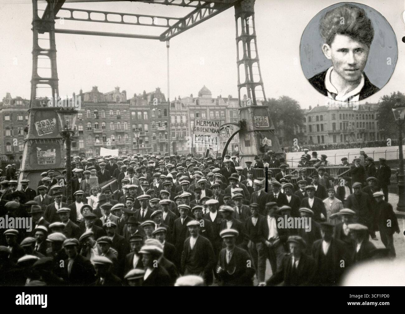 En 1921, des manifestations anti-militaires et d'objection de conscience ont lieu à Amsterdam contre l'emprisonnement d'Herman Groenendaal, y compris une bannière de protestation représentant un squelette et le mot « militarisme ». Banque D'Images