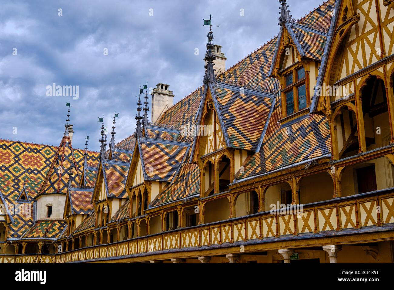 France, Côte-d'Or, Beaune, Hospices de Beaune, Hôtel-Dieu, toit en tuiles vitrées multicolores dans la cour principale Banque D'Images