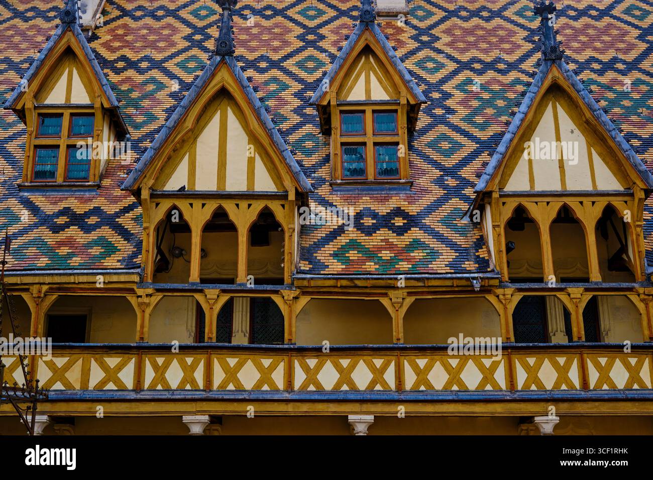 France, Côte-d'Or, Beaune, Hospices de Beaune, Hôtel-Dieu, toit en tuiles vitrées multicolores dans la cour principale Banque D'Images