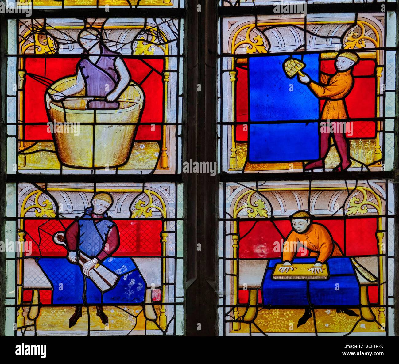 France, Côte d'Or, Semur-en-Auxois, collégiale notre-Dame, vitraux du XVe siècle représentant les métiers, les draperies Banque D'Images