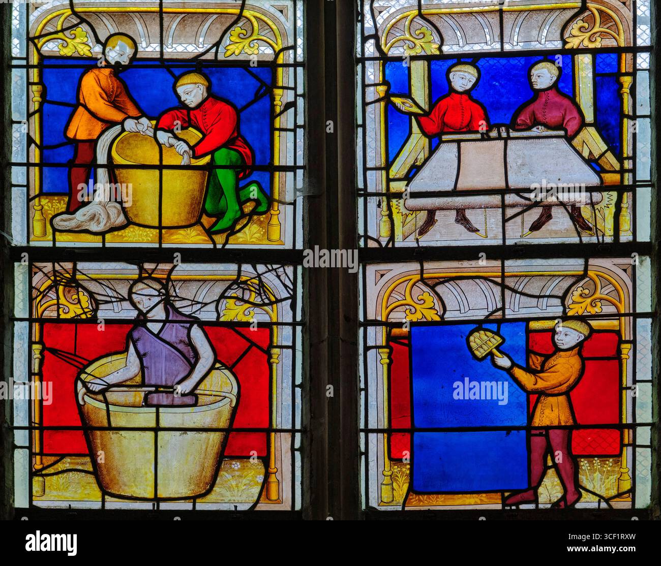 France, Côte d'Or, Semur-en-Auxois, collégiale notre-Dame, vitraux du XVe siècle représentant les métiers, les draperies Banque D'Images