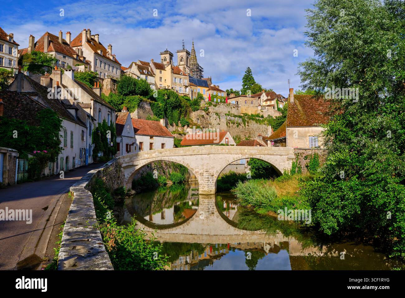 France, Côte-d'Or, Semur-en-Auxois, cité médiévale, quai de l'Armançon avec le pont Pinard et la Collégiale notre-Dame Banque D'Images