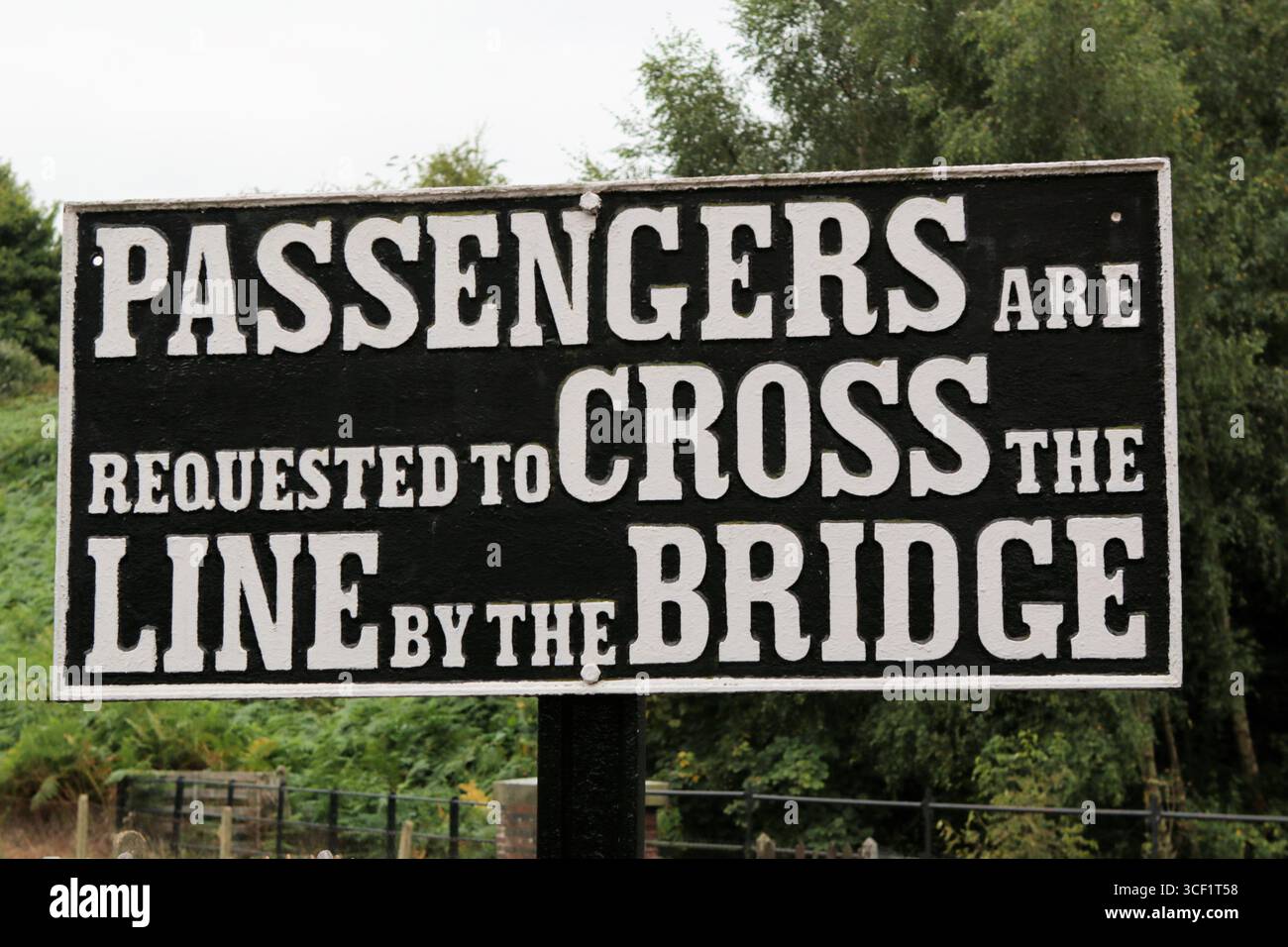 Panneau de chemin de fer indiquant aux passagers de traverser la ligne via un pont à la gare de Bridgnorth de la Severn Valley Railway. Banque D'Images